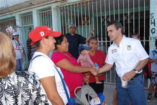 Reynaldo se encuentra con vecinos de “La Cañada”